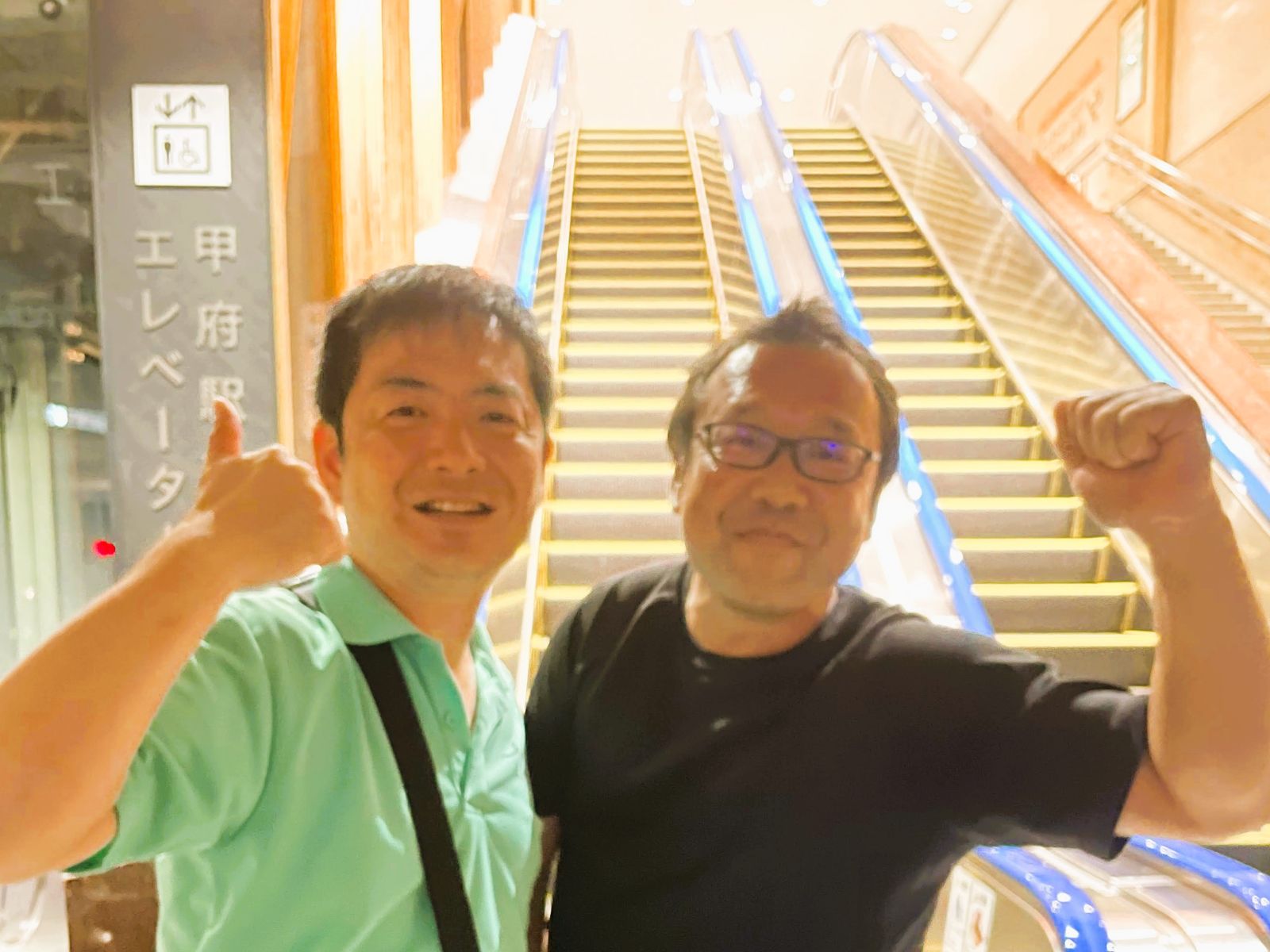 2024年の住宅空調設計講座の際に甲府駅前で森亨介さんと山本大介が並ぶ写真
