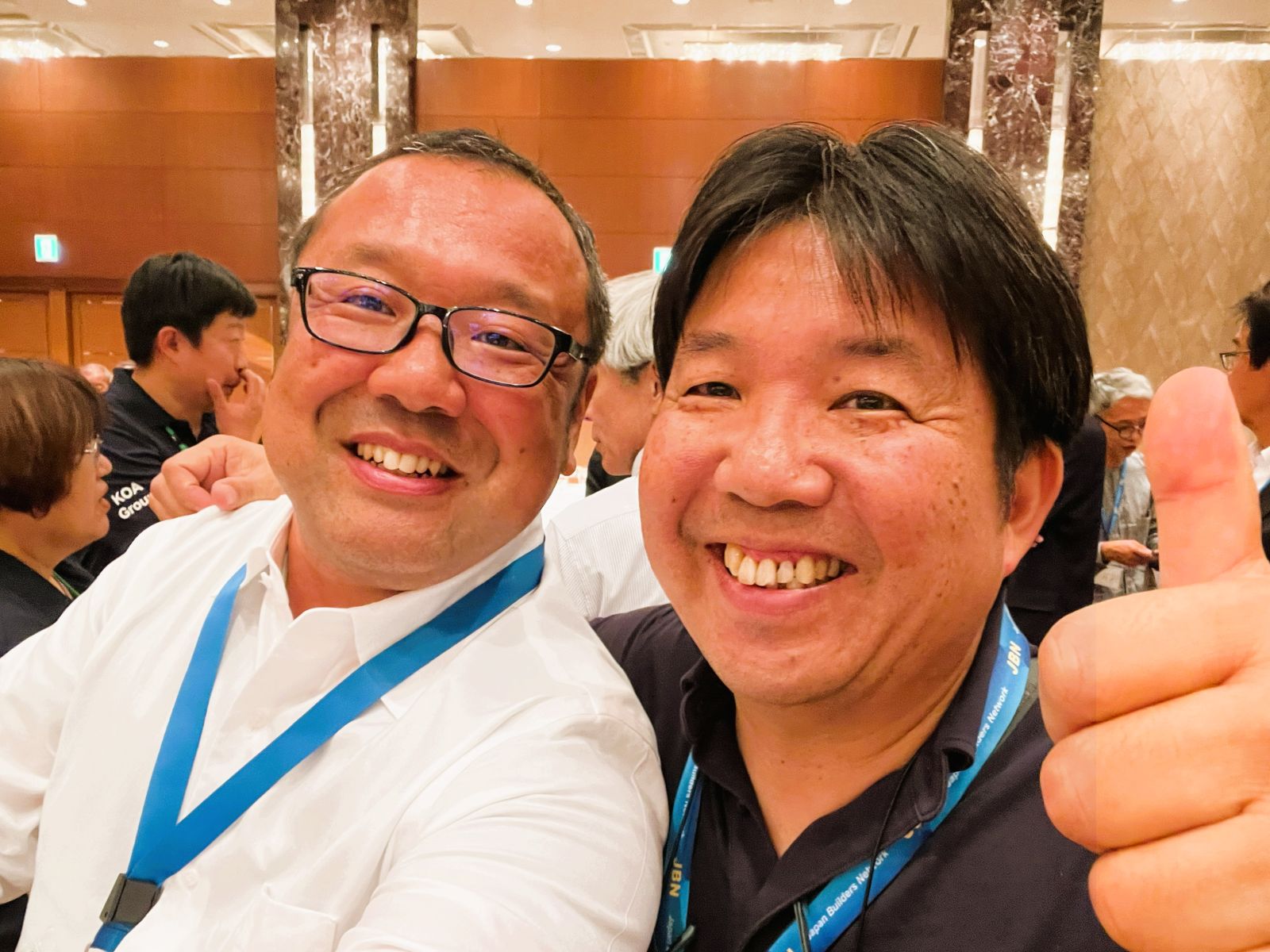 JBN全国大会の会場で山本大介とRigoloの丹羽隆応さんが並ぶ記念写真